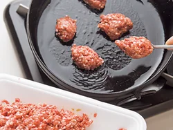 ひき肉にしょうゆを軽く混ぜて風味をつけてから、スプーンで丸めて焼く。こんがり焼いておいしさアップ。