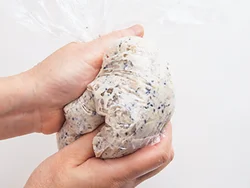 ひき肉や豆腐などの材料をポリ袋に入れ、袋ごともんでよくなじませる。あとはスプーンですくって揚げるだけ。