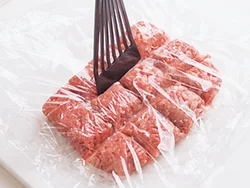トレイに入っていた形を生かし、長方形にする。あとで切り分けやすいように、フライ返しや包丁の背で一口大の筋をつける。