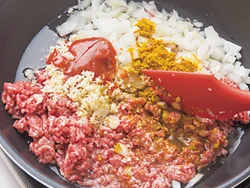 順番に炒めると時間がかかるが、肉や野菜、調味料を入れてから加熱。最初に混ぜておくと、肉がほぐれやすい。