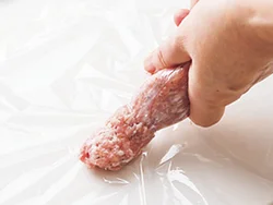 材料をポリ袋に入れてもんだら、端を少し切って絞り出す。混ぜるのも、成形するのもラクにできる。