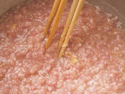 火にかける前に菜箸でよく混ぜ、肉をしっかりほぐすのが、細かなそぼろを作るポイント。