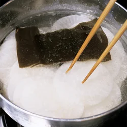 昆布だしで大根をゆで、うまみを含ませる