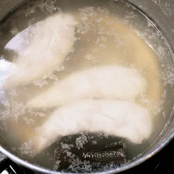 大根をゆでた昆布だしで具材もゆでる