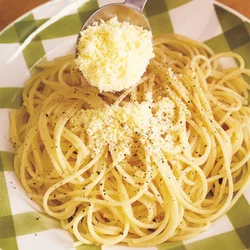 粉チーズはあとからかけて、混ぜながら食べる。具が入っていない分、ゆでたてを食べないとスパゲッティが固まりやすいので注意する。