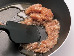 とりそぼろは、材料をフライパンで混ぜてから火にかけると、短時間で味がなじみ、ぽろぽろの仕上がりになる。