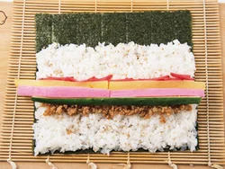 太巻きは大きくひと巻きして作るので、具は広げたすし飯の中央にのせるようにすると、ちょうどまん中にくる。
