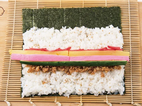 太巻きは大きくひと巻きして作るので、具は広げたすし飯の中央にのせるようにすると、ちょうどまん中にくる。