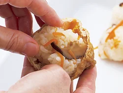 具を混ぜたすし飯は、10個のおにぎりにしてから、切って袋状にした油揚げに詰めると均一な大きさに。