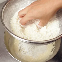 液体に粉を加えるときは、ふるって加える。
