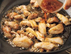 肉はこんがりと焼き色がつくまで焼き、黒酢だれを加えて煮からめると、コクのある仕上がりに。