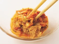 炒めたときに味が均一になじむように、あらかじめキムチにみそや酒を混ぜて、合わせておく。