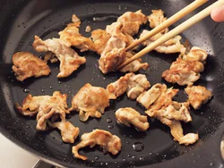 肉を広げ入れたら、しばらくそのまま焼きつけ、しっかり焼き色をつけてコクをアップさせる。