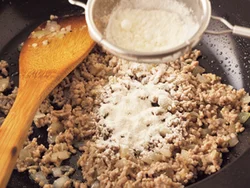 小麦粉は茶こしでふるい入れると、グラタンのソースを作るとき、だまになりにくい。