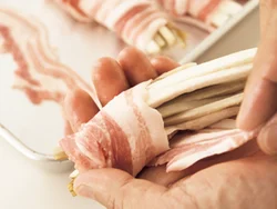 ごぼうとエリンギを芯にして、豚肉２枚をしっかりと斜めに巻きつける。
