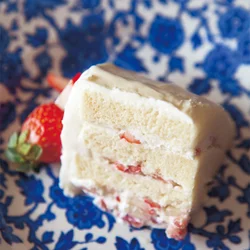 切り分けて召し上がれ！　冷やすとパンと生クリームがなじんで、しっとりとした食感に。
