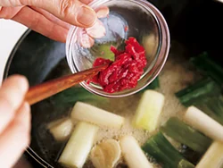 梅肉は最後に加えて混ぜると、梅の味がとびにくく、色もきれいに出る。