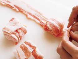 薄切り肉１枚を正方形に折り畳み、もう１枚で巻いて厚みを出す。巻き終わりは角にしないほうがはがれにくい。
