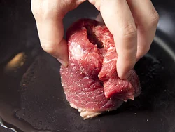 肉をくるりと巻いて立て、脂身のある面から焼く。脂が溶け出て、その脂で肉を焼くをうまみが増す。