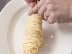 マヨネーズをからめたパスタは菜箸で巻き取ってから、器にのせるとよくまとまり、盛りやすい。