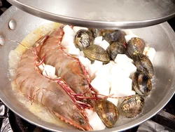 具材を入れ、白ワインを加えて蒸し焼きにし、えびやあさりのうまみを引き出し、かぶに吸わせる。