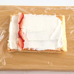 いちごは向きが互い違いになるようにして、重ならないように並べると、はみ出さずにきれいに巻ける。