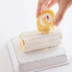 上にのせる１切れは、上にのせたあと、冷蔵庫でいったんやすませてから側面に生クリームをぬって仕上げると安定する。