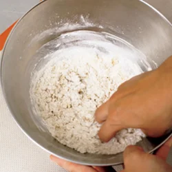 お米を洗うようにぐるぐる混ぜる。