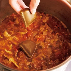 一緒に加えるめんつゆにもうまみがあるため、いいかくし味になる。トマトなどでカレーが思ったより甘めに仕上がったら、赤とうがらしで辛みを調整して。
