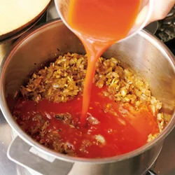 いろいろな野菜のうまみがたっぷり詰まった野菜ジュースを加えると、カレーの味わいに奥行きが生まれる。ただし、カレーと相性がいいトマトベースの野菜ジュースを使うこと。