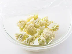 カリフラワーは電子レンジで加熱しておくと、肉、玉ねぎと炒めたとき、火の通りが均一になる。