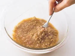 肉みそを電子レンジで調理するとき、加熱むらができないように、いったん取り出してかき混ぜる。