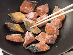 鮭に小麦粉をまぶしつけてこうばしく焼き、うまみを閉じ込めて、生臭みを抑える。