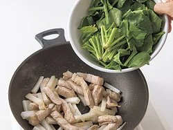 まず豚肉と大根をうすく焼き色がつくまで炒め、火の通りが早いほうれん草は最後に加える。