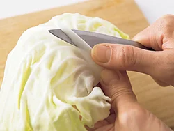 キャベツの軸の部分はかたくて巻きづらいので、そぎ取る。そぎ取った部分は肉だねに加える。
