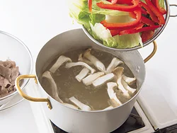 牛肉をゆでた湯で野菜をゆでると、肉の脂で野菜がコーティングされ、うまみが溶け出さない。