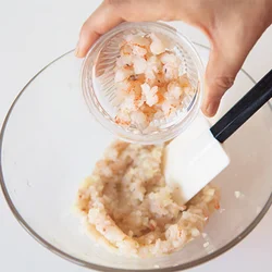 【２種の切り方で食感よく】　えびは包丁で細かくたたいて練ったものに、粗く刻んだものを混ぜるのがポイント。プリッとした食感を残すことができる。