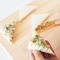【具はたっぷり厚めにぬる】　パンに具をぬるときは、厚めにして。揚げたときのカリカリ感と、えびだねのふんわりとした食感が両方楽しめる。
