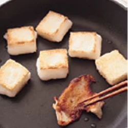とり皮をこうばしく焼きながら、その脂でもちを焼くと、とりのうまみがもちに移り、おいしく仕上がる。