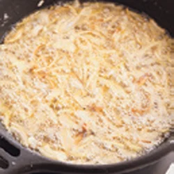 揚げ焼きにすると玉ねぎは甘くなり、豚肉とのからみがよくなる。 少量をとりおいてトッピングにも使って。