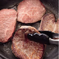 牛肉は両面を焼きつけて、熱いうちに漬けだれに漬ける。表面のみこんがり焼き、中はロゼ色に仕上げるとよい。