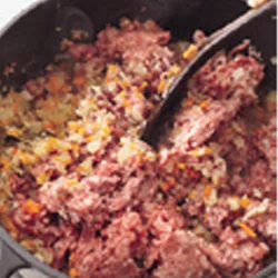 にんじんや玉ねぎを香りよく炒めてからひき肉を加える。焦げやす いので、肉をほぐしながら絶えず混ぜて。