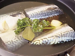 油は魚をおおうくらいまで入れる。調味料や油を入れてから火にかけ、弱火で煮て身をふっくら仕上げて。