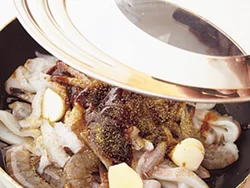 ふたをして、強火でさっと蒸し焼きにすることでいかやえびがかたくなるのを防ぐ。