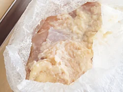 とり肉をポリ袋に入れ、そこに酒粕さけを加える。漬けたあとは、そのままポリ袋を捨てるだけなので、処理が楽。
