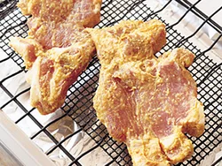 漬け込んだ「酒粕さけ」は、ポリ袋の中で軽く拭ってから、魚焼きグリルにのせて焼く。