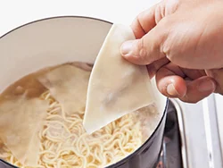 三角形に折ったワンタンの皮を麺と一緒にゆでる。鍋１つですむから後片づけもラク。