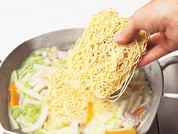 麺は野菜と一緒にゆでる。野菜も麺もちょっとやわらかめに煮るのが飛田さんの好み。