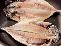 フライパンで焼くときは皮目から入れるとこうばしく焼ける。