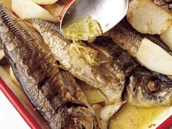 焼いた干物はくずれやすいのであまりいじらず、スプーンなどでマリネ液をかけてなじませる。